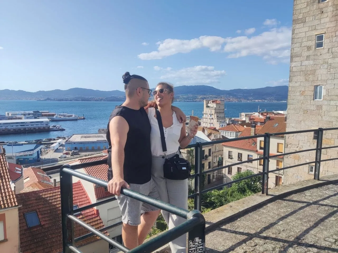 Nerea y Adrián en un mirador de Vigo