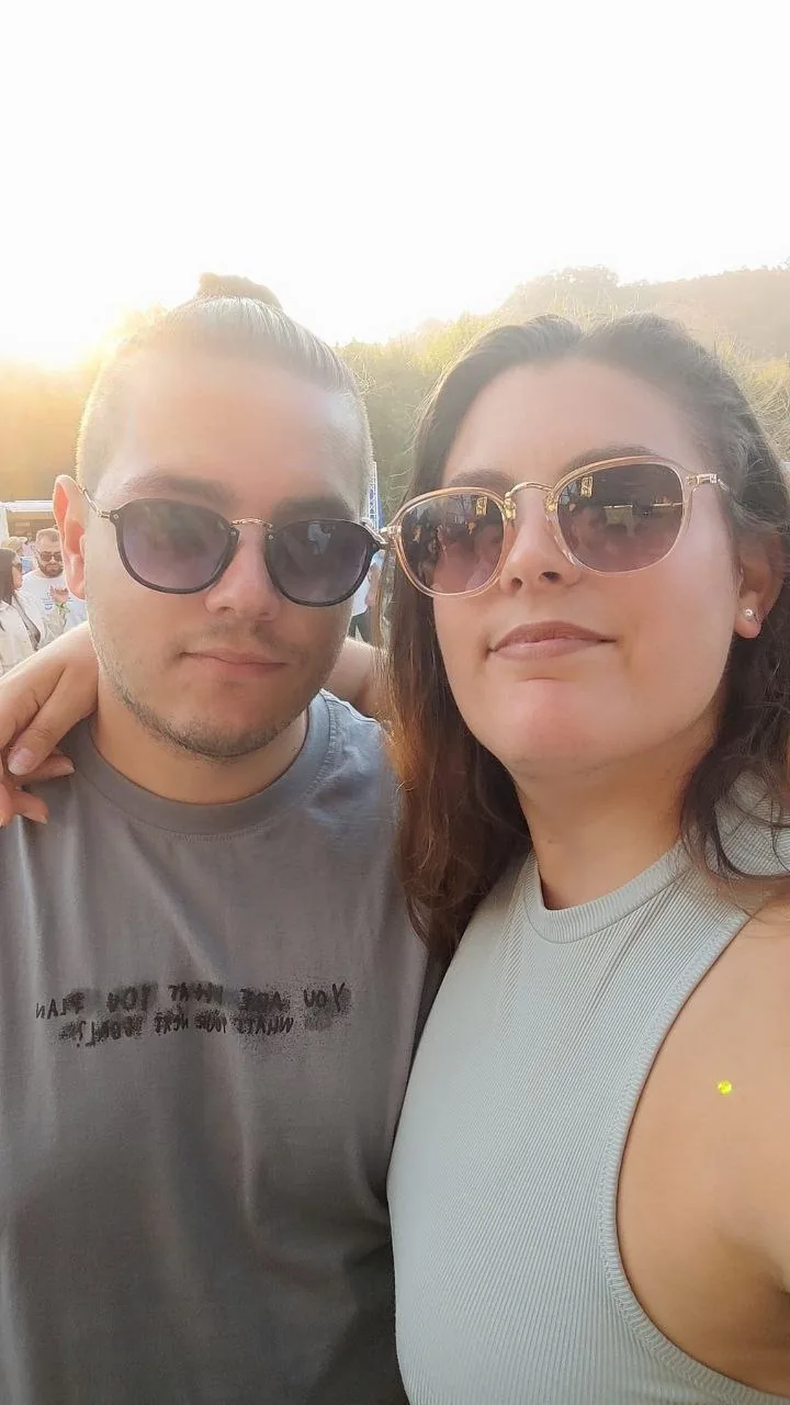 Nerea y Adrián sonriendo
